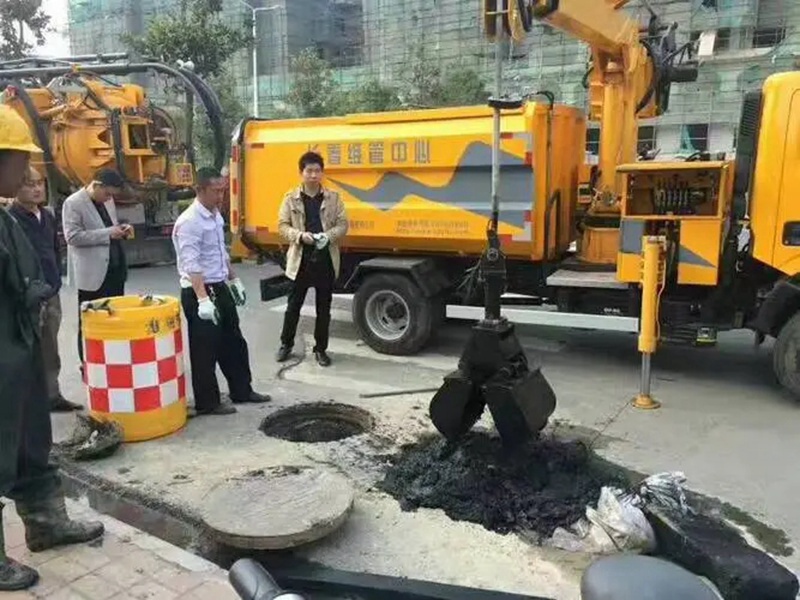 大兴街道：网格员化身“清道夫”，为民解忧疏通“堵心”化粪池
