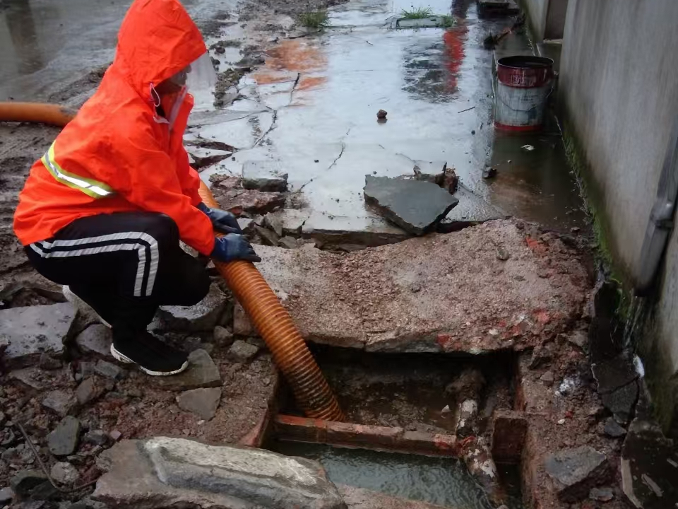 大兴专业清理污水池 炜誉市政以规范流程守护城市 “肠道”