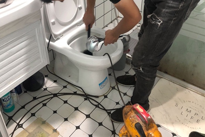 大兴马桶堵塞自己疏通还是找师傅?专业上门服务让你省时更省心